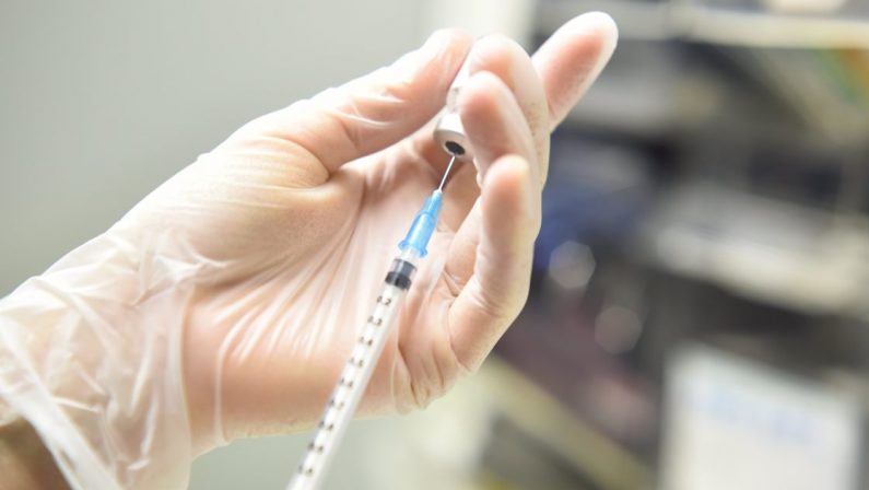 Vaccini anti-Covid, Calabria ancora al penultimo posto ma le somministrazioni superano l'80%