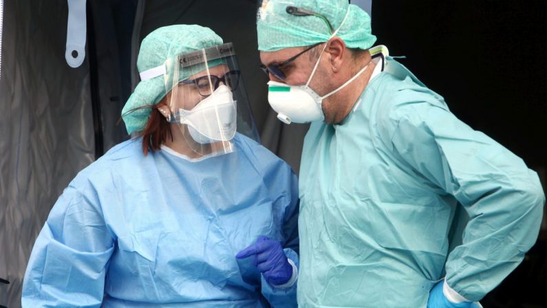 Coronavirus, 15.204 nuovi casi e 467 decessi in 24 ore