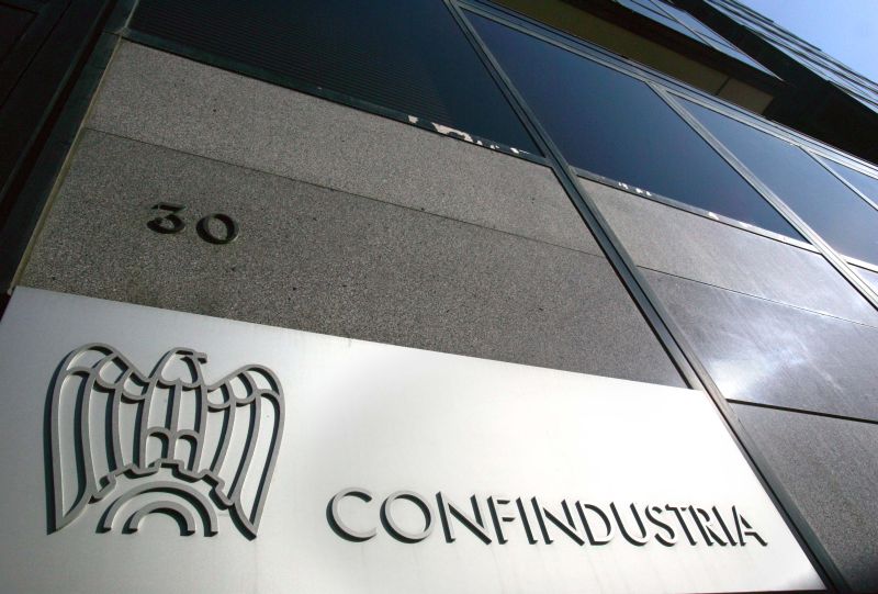 Confindustria, ripresa solo da metà 2021 se ripartono consumi