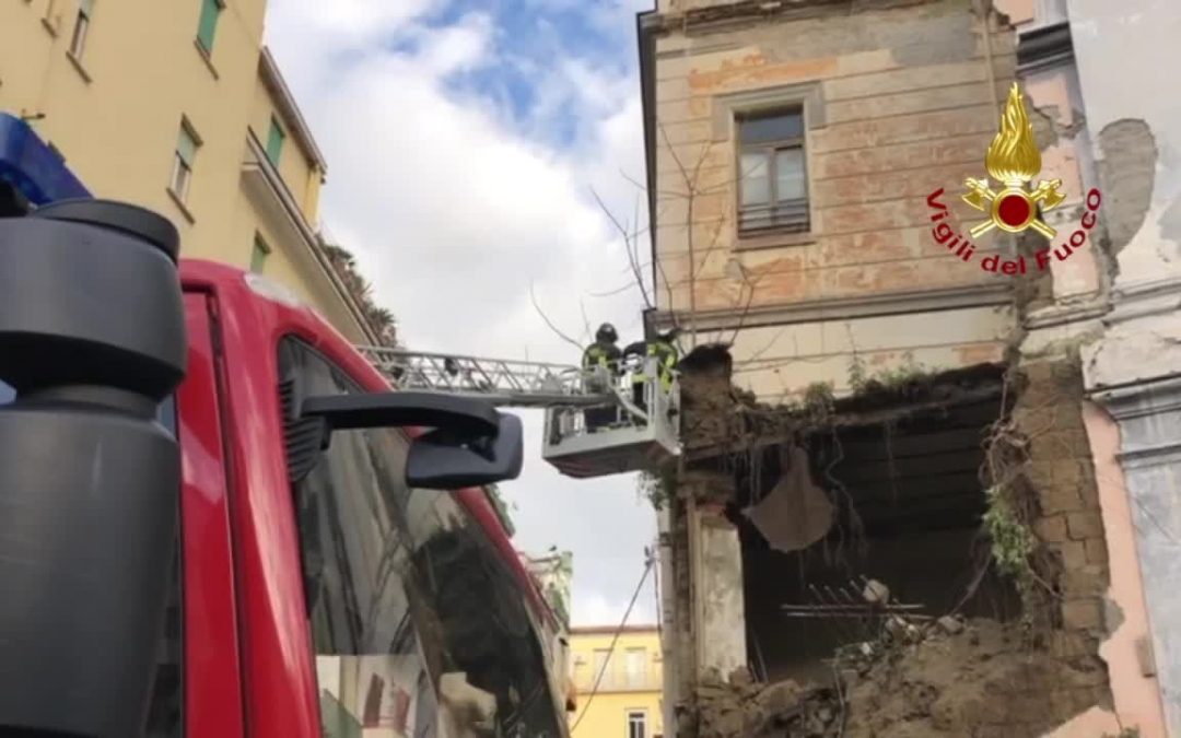 Napoli, crolla muro adiacente chiesa “Rosariello” in via Cavour