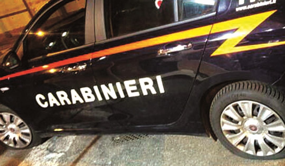 L’auto dei carabinieri danneggiata a Capodanno