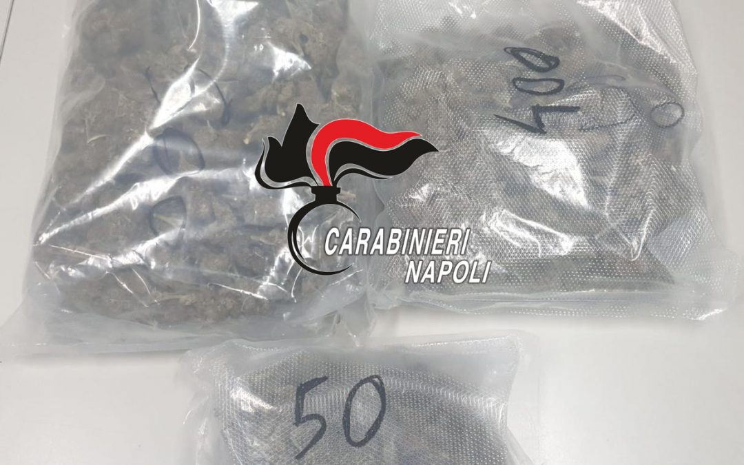 In manette una coppia napoletana per spaccio che per non farsi arrestare getta dalla finestra quasi 1 chilo di marijuana