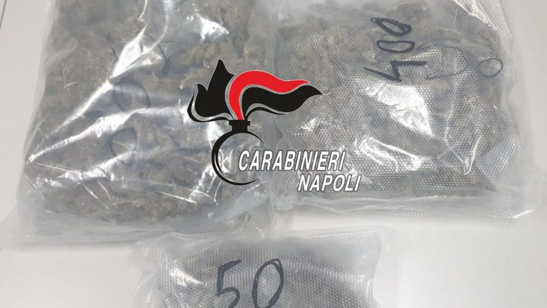 In manette una coppia napoletana per spaccio che per non farsi arrestare getta dalla finestra quasi 1 chilo di marijuana