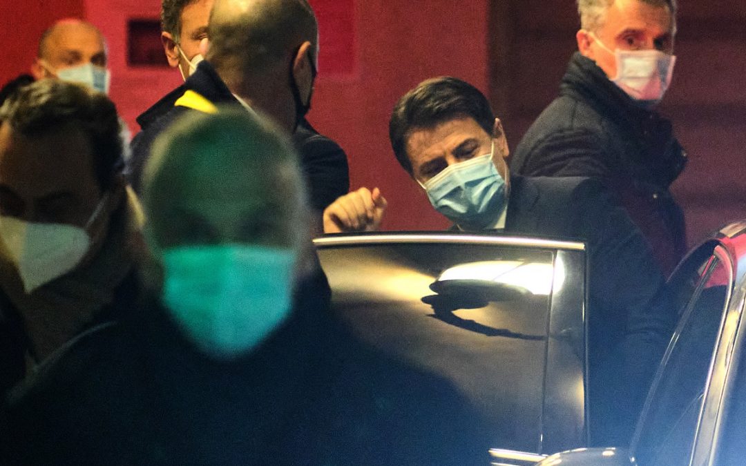 Il presidente del Consiglio Conte lascia il Senato dopo aver ottenuto la fiducia