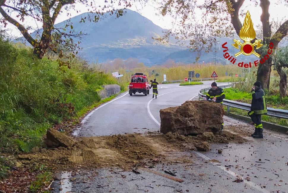 La frana sulla strada provinciale