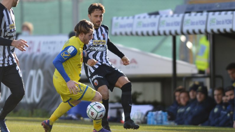 Calcio mercato, al Cosenza arriva il centrocampista dell'Ascoli Gerbo