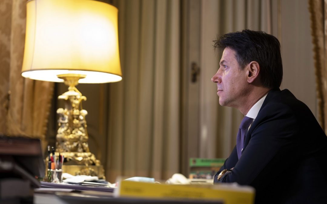 Giuseppe Conte nel suo studio di Palazzo Chigi
