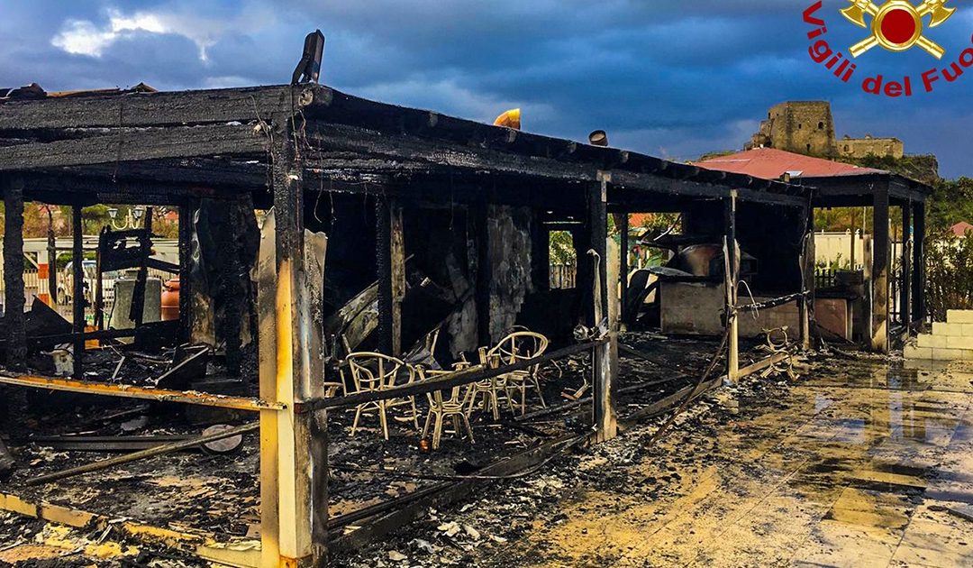 La struttura distrutta dalle fiamme