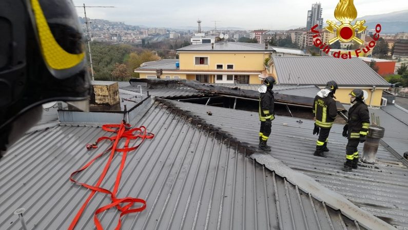 In fiamme il tetto di uno stabile a Cosenza, distrutta parte della struttura