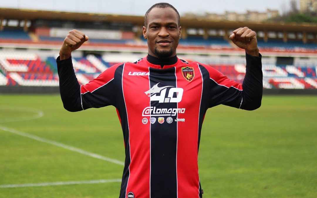 Jerry Mbakogu con la maglia del Cosenza