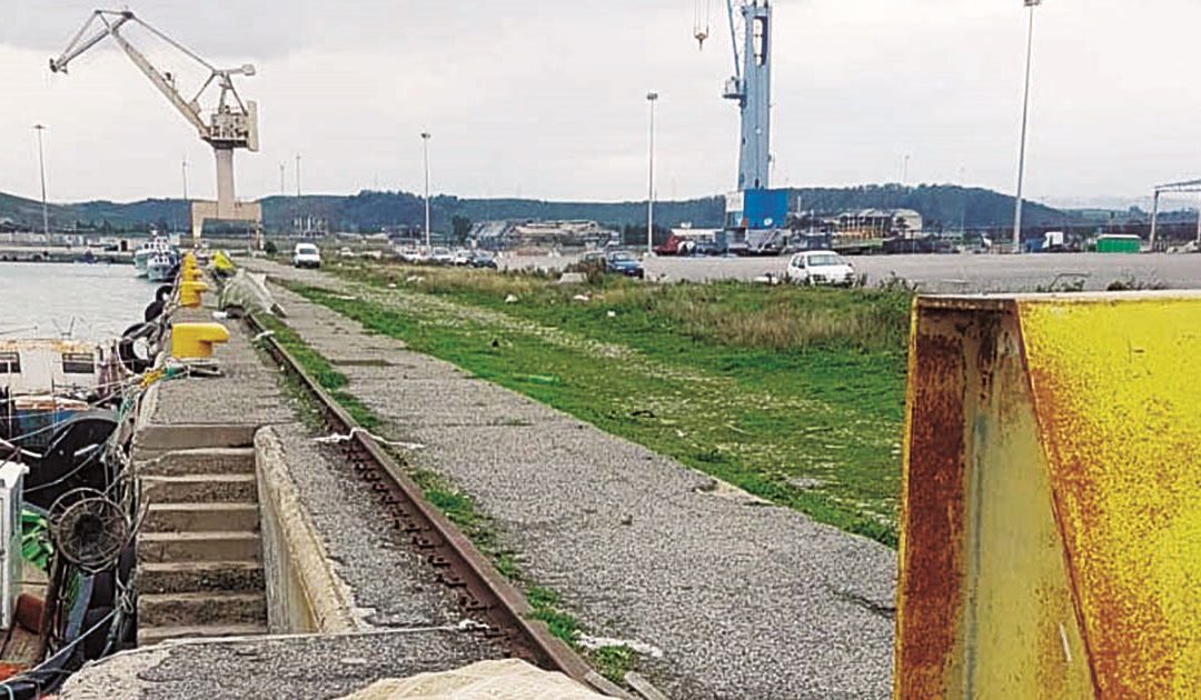 Peschereccio ormeggiato nell’area interdetta ma non segnalata