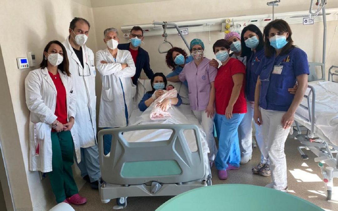 La piccola Raffaella insieme a mamma, papà e l'equipe dell'ospedale Pugliese Ciaccio che ha seguito il parto
