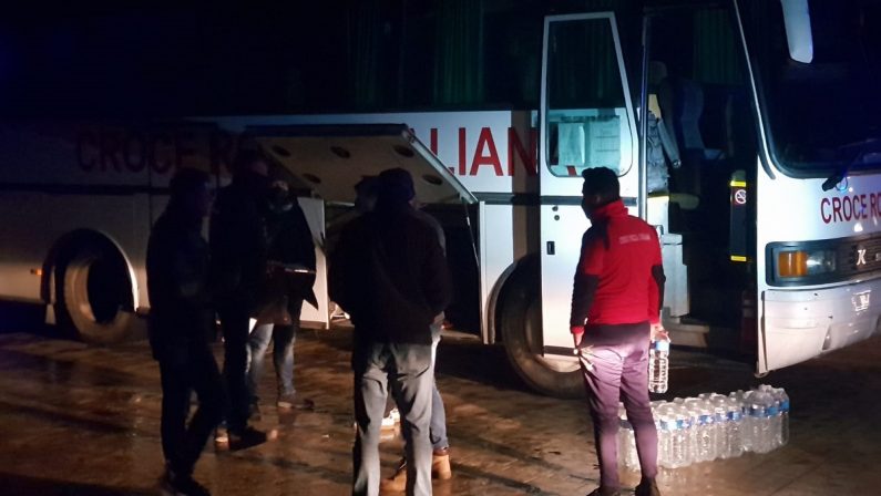 Cinquanta migranti sbarcati nella notte a Cirò Marina. Fermati i tre scafisti