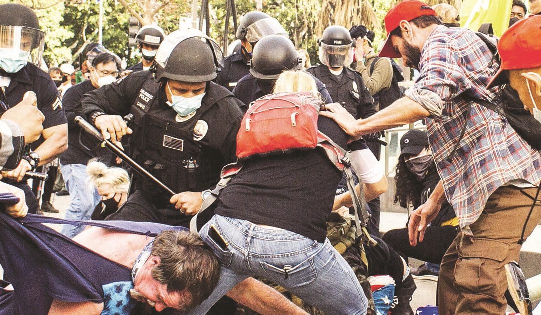 Un momento dei drammatici scontri  provocati dai sostenitori di Donald Trump