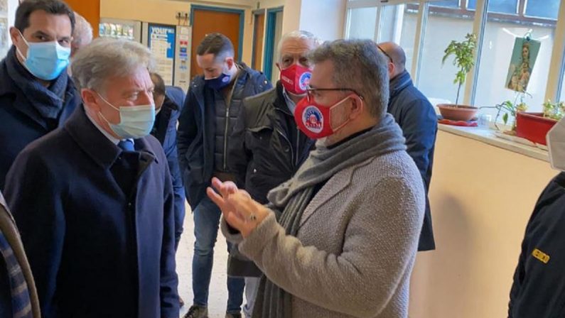 Spirlì visita il 118 di Cosenza: «C'è bisogno di una nuova sede»