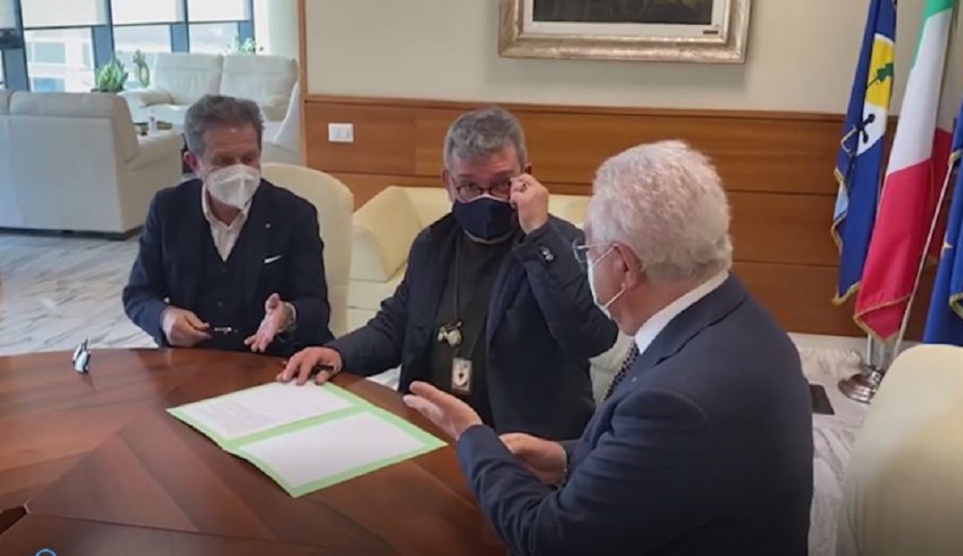Il presidente facente funzioni della Regione Calabria Nino Spirlì firma l'accordo insieme a Focà e a Saccomanno