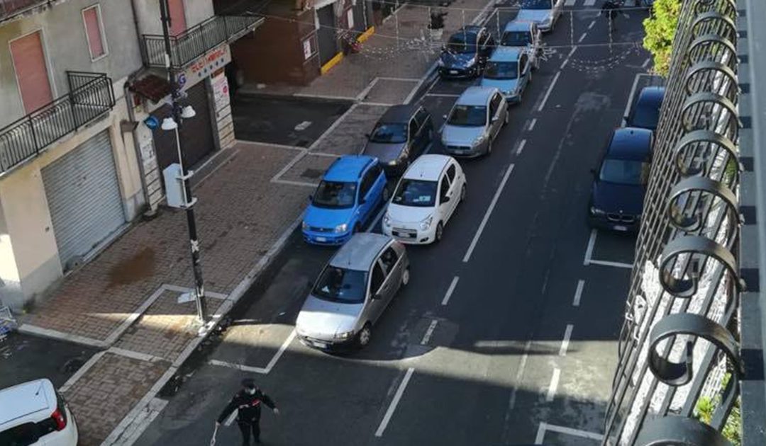 Le auto in coda per il test drive a Cirò Marina