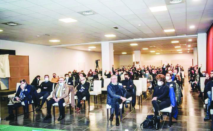Tutti seduti nella sala del Santa Loja per l'assemblea della Lega dilettanti. In basso  da sinistra Rinaldi, De Luca e Sibilia (unico con la mascherina)