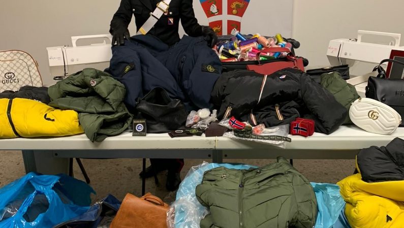 Napoli, carabinieri sequestrano laboratorio di capi contraffatti,  denunciato 46enne