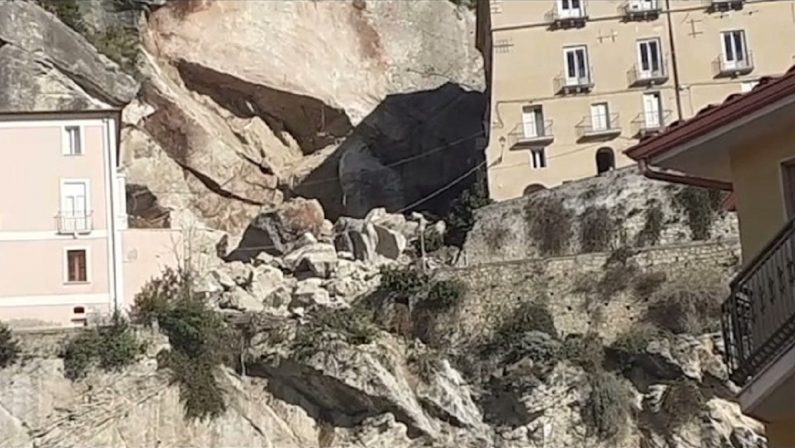 Paura ad Amantea, crolla un costone di roccia sul centro storico - VIDEO