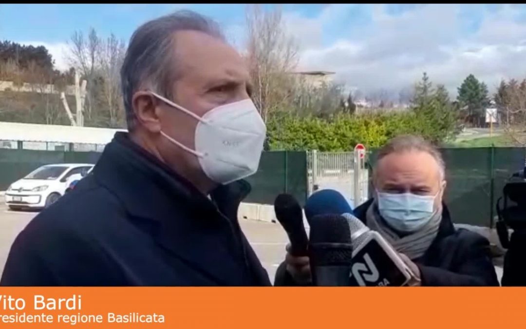 Vaccino, Bardi visita padiglione a Potenza