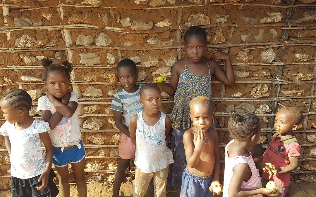 Alcuni bambini del villaggio