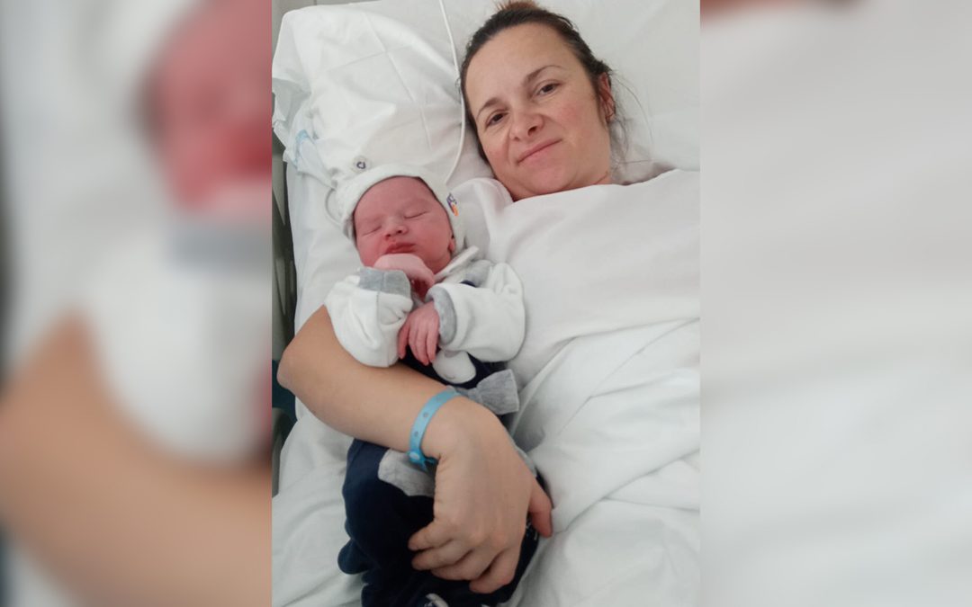 Il piccolo Kevin tra le braccia della mamma