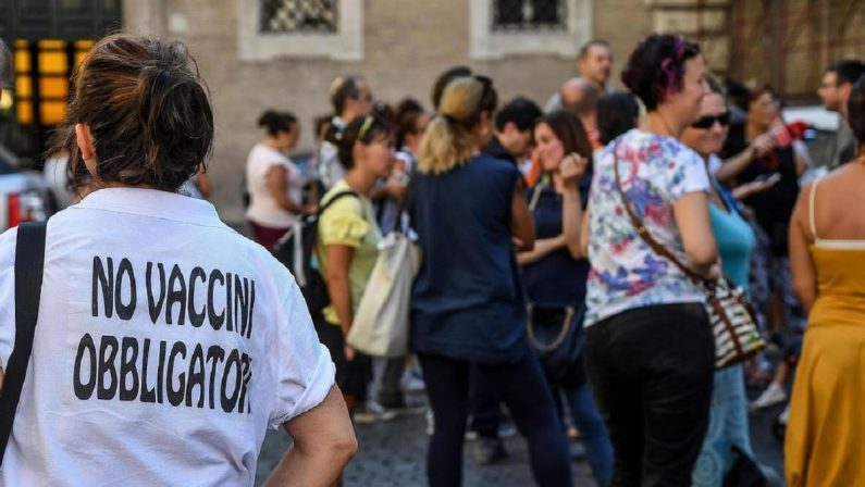 Cortei no vax non autorizzati durante la pandemia, 54 indagati a Catanzaro