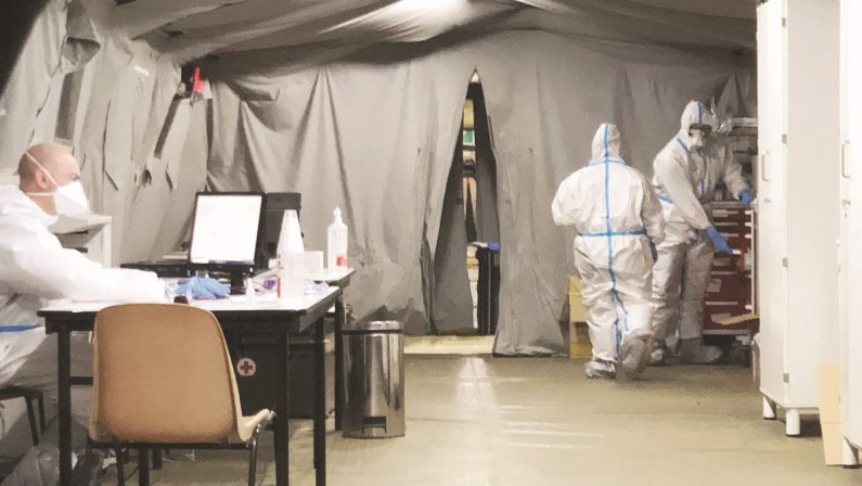 Coronavirus, cede la tenda pre-triage dell'ospedale di Cosenza: possibile guasto elettrico