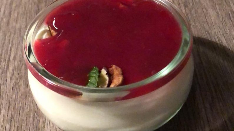 Panna cotta con coulis di melograno