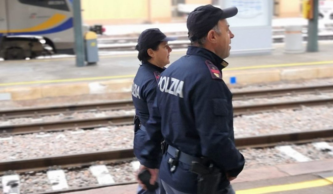 Viaggia senza biglietto sul treno e aggredisce gli agenti della Polfer: arrestato a Locri