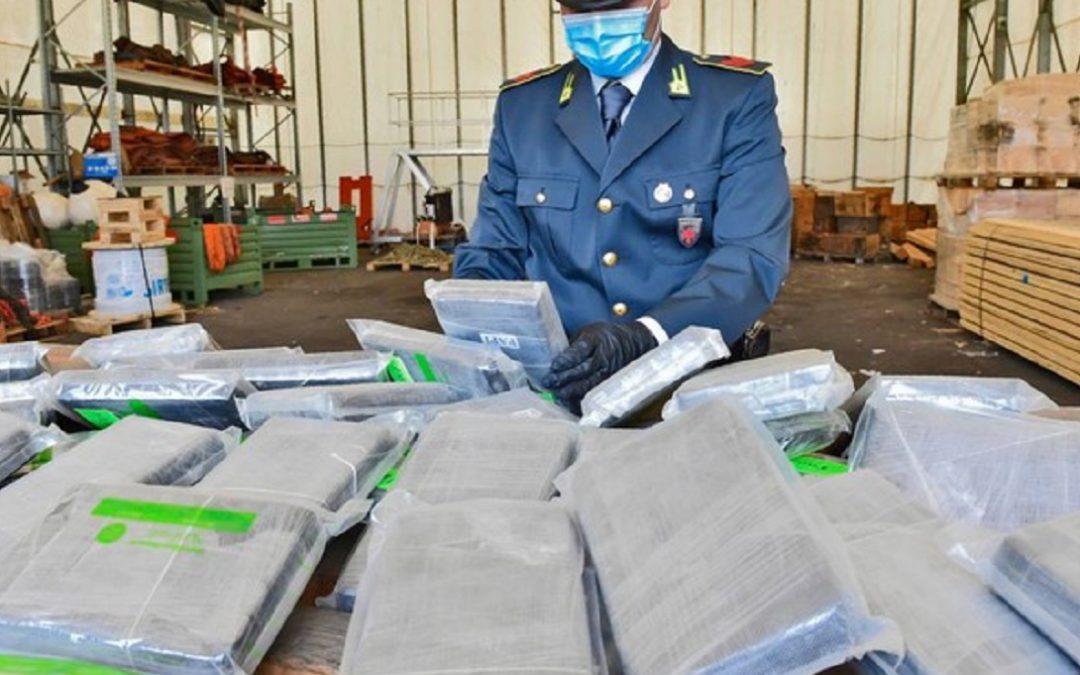 Uno dei maxi sequestri di cocaina al porto di Livorno