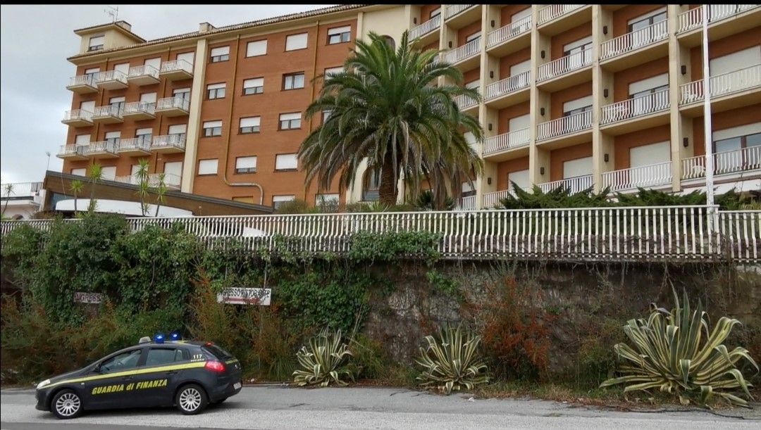 La guardia di finanza davanti al 501 Hotel di Vibo Valentia