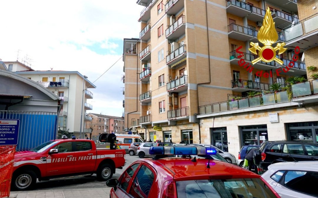 I vigili del fuoco soccorrono una donna anziana colta da malore sul balcone di casa