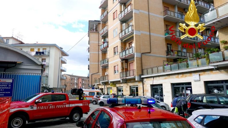 I vigili del fuoco soccorrono una donna anziana colta da malore sul balcone di casa