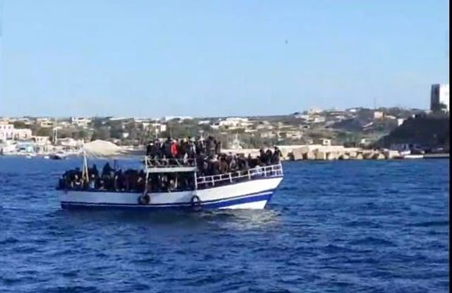 300 migranti sbarcano a Lampedusa, il sindaco “Emergenza senza sosta”