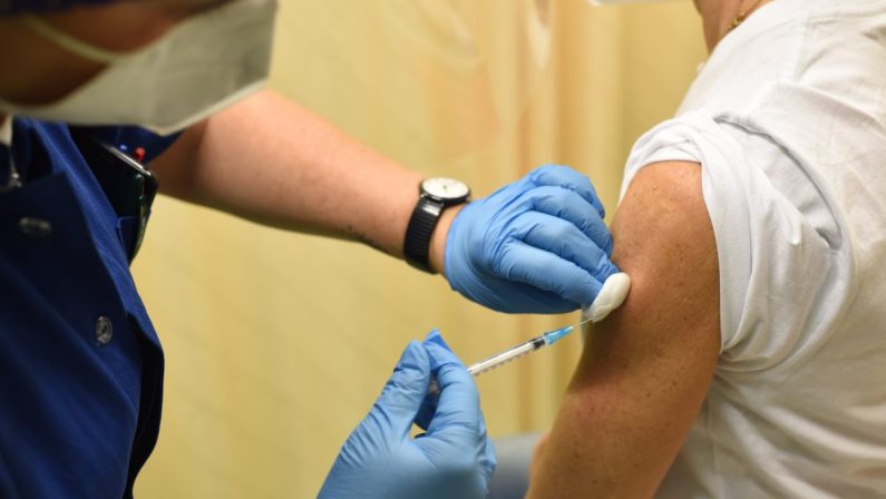 Vaccino, 2.233.982 dosi somministrate in Italia