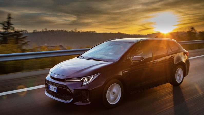 Suzuki presenta con un porte aperte la open space Swace Hybrid
