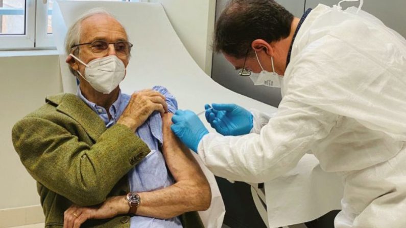 Renzo Piano primo vaccinato over 80 in Liguria “Fatelo senza esitazione”