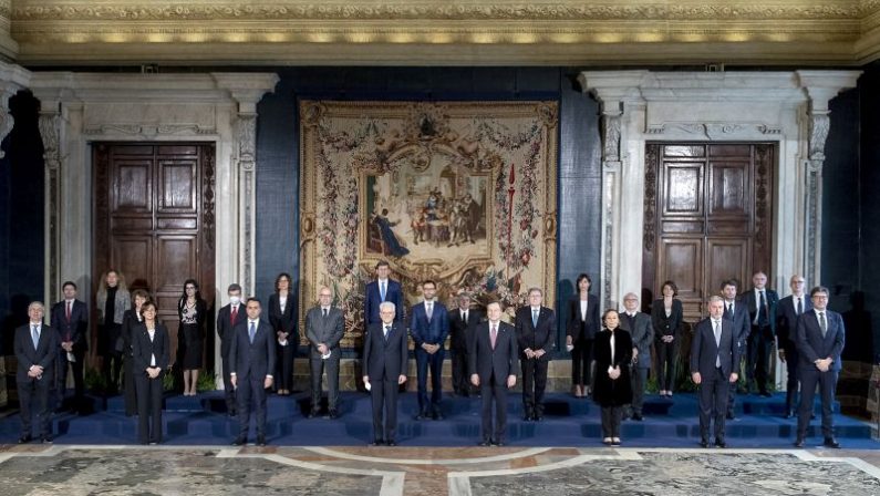 Governo, con il giuramento inizia l’era Draghi