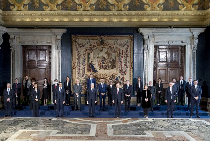 Governo, con il giuramento inizia l’era Draghi