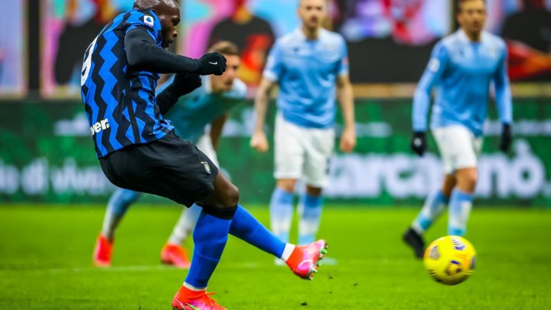 L’Inter piega la Lazio e vola in cima alla Serie A