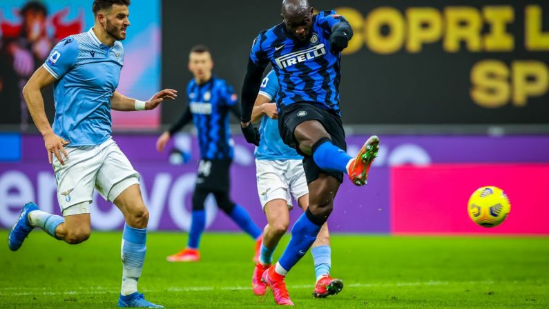 L’Inter piega la Lazio 3-1 e sorpassa il Milan in testa