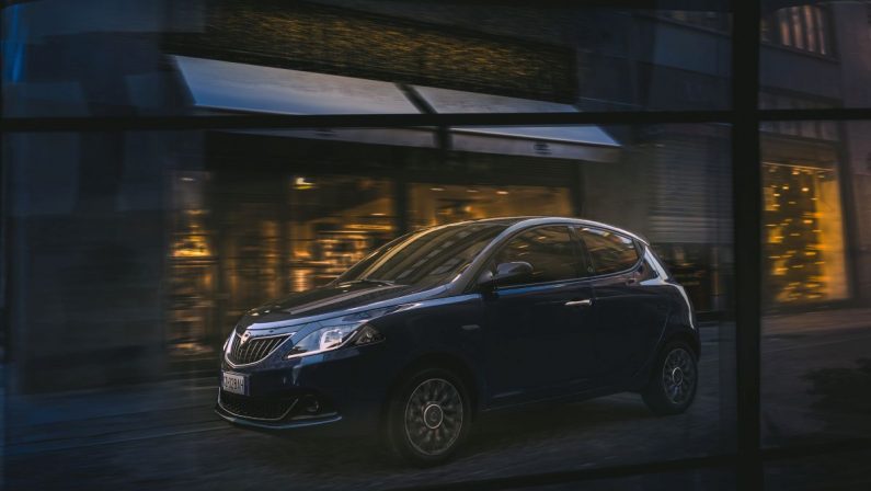 La nuova Lancia Ypsilon è anche ibrida, una storia che non si ferma