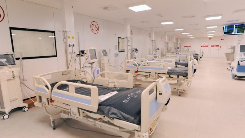 Coronavirus, 12.074 nuovi casi e 369 decessi in 24 ore