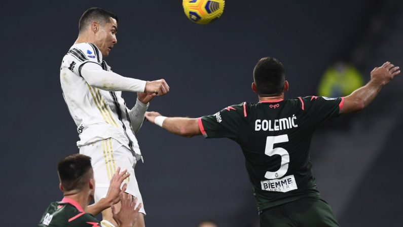 Ronaldo spinge la Juve, doppietta e 3-0 al Crotone