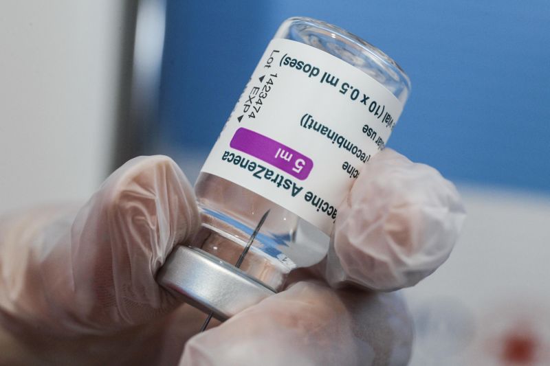Vaccino, possibile usare Astrazeneca fino a 65 anni