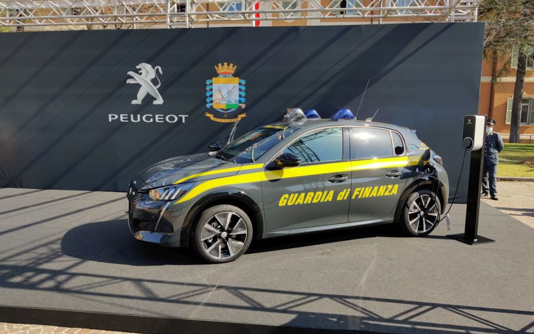 Peugeot e-208 100% elettrica veste la livrea della Guardia di Finanza