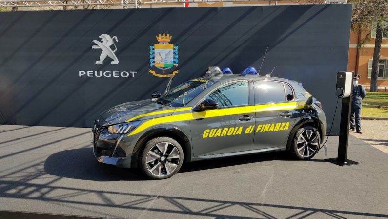 Peugeot e-208 100% elettrica veste la livrea della Guardia di Finanza