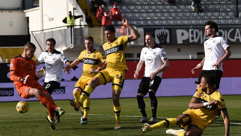 Parma avanti, ma lo Spezia recupera due gol e pareggia
